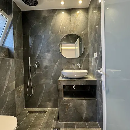 ホテル Almando クサミル